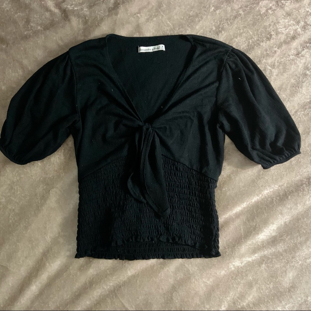 ✨ A&F smocked tie-front top✨